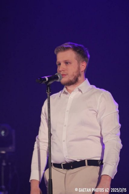 Gaby Ducrocq chante devant micro fixe